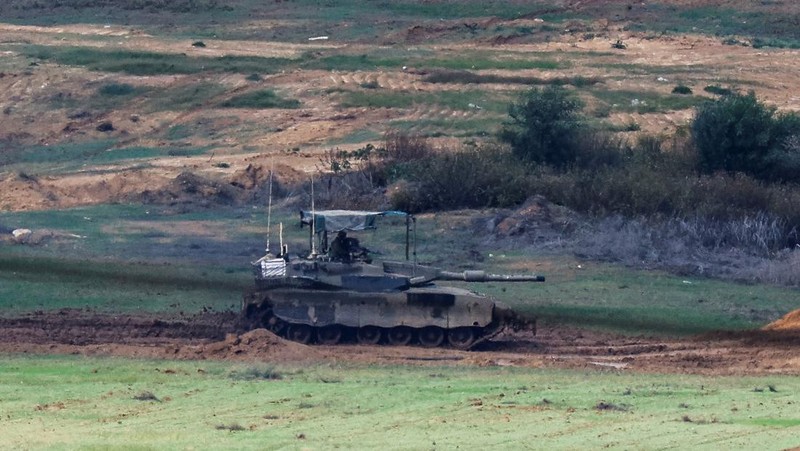 Manuver tank Merkava Israel di perbatasan Israel-Gaza, di tengah gencatan senjata sementara antara Hamas dan Israel, terlihat dari Israel selatan, 28 November 2023. (REUTERS/Alexander Ermochenko)