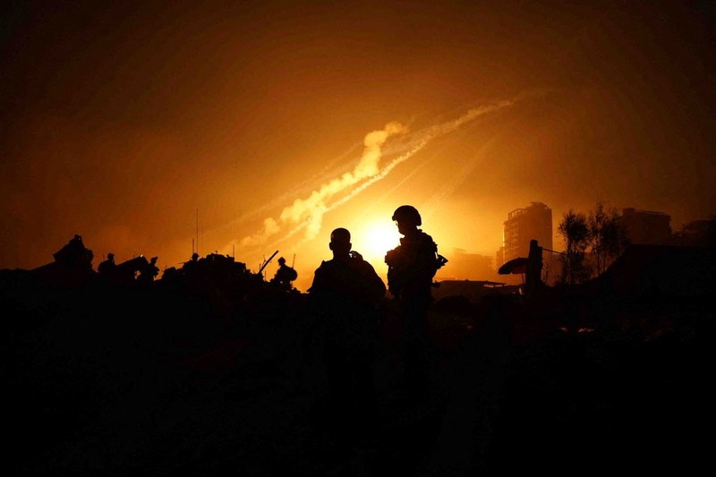Manuver tank Merkava Israel di perbatasan Israel-Gaza, di tengah gencatan senjata sementara antara Hamas dan Israel, terlihat dari Israel selatan, 28 November 2023. (REUTERS/Alexander Ermochenko)
