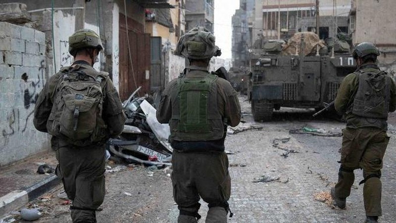 Manuver tank Merkava Israel di perbatasan Israel-Gaza, di tengah gencatan senjata sementara antara Hamas dan Israel, terlihat dari Israel selatan, 28 November 2023. (REUTERS/Alexander Ermochenko)
