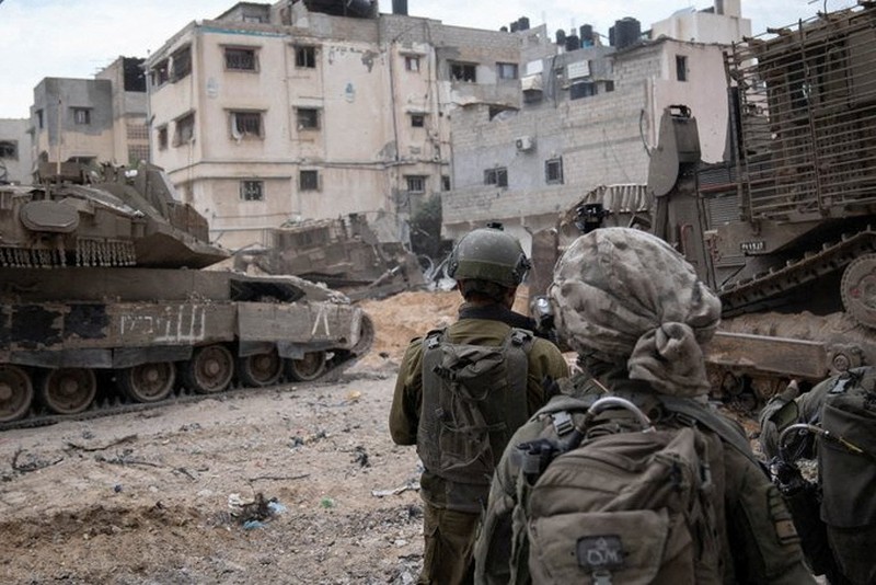 Manuver tank Merkava Israel di perbatasan Israel-Gaza, di tengah gencatan senjata sementara antara Hamas dan Israel, terlihat dari Israel selatan, 28 November 2023. Manuver tank Merkava Israel di perbatasan Israel-Gaza, di tengah gencatan senjata sementara antara Hamas dan Israel, terlihat dari Israel selatan, 28 November 2023. (REUTERS/Alexander Ermochenko)
