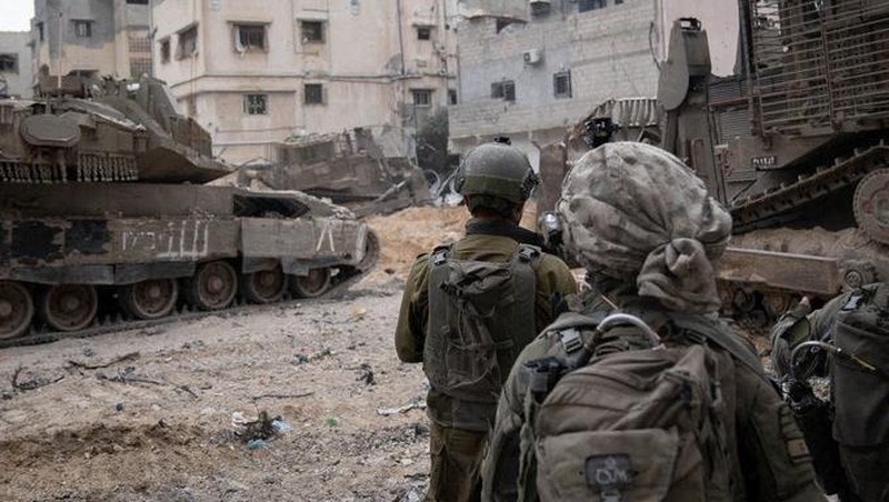 Manuver tank Merkava Israel di perbatasan Israel-Gaza, di tengah gencatan senjata sementara antara Hamas dan Israel, terlihat dari Israel selatan, 28 November 2023. (REUTERS/Alexander Ermochenko)