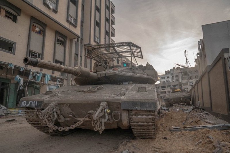 Manuver tank Merkava Israel di perbatasan Israel-Gaza, di tengah gencatan senjata sementara antara Hamas dan Israel, terlihat dari Israel selatan, 28 November 2023. Manuver tank Merkava Israel di perbatasan Israel-Gaza, di tengah gencatan senjata sementara antara Hamas dan Israel, terlihat dari Israel selatan, 28 November 2023. (REUTERS/Alexander Ermochenko)