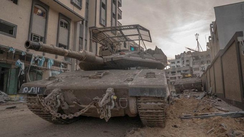 Manuver tank Merkava Israel di perbatasan Israel-Gaza, di tengah gencatan senjata sementara antara Hamas dan Israel, terlihat dari Israel selatan, 28 November 2023. (REUTERS/Alexander Ermochenko)
