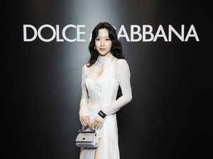 Moon Ga Young Tampil Berani dan Dewasa di Sampul Majalah