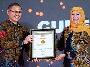 Khofifah Dapat Penghargaan Muri soal Inovasi Pengenalan Pendidikan