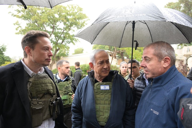Elon Musk bersama PM Israel Benjamin Netanyahu dalam tur ke Kibbutz Kfar Aza, Senin (27/11/2023). (Photo by Amos Ben-Gershom (GPO) Handout via Getty Images) Elon Musk bersama PM Israel Benjamin Netanyahu dalam tur ke Kibbutz Kfar Aza, Senin (27/11/2023). (Photo by Amos Ben-Gershom (GPO) Handout via Getty Images)