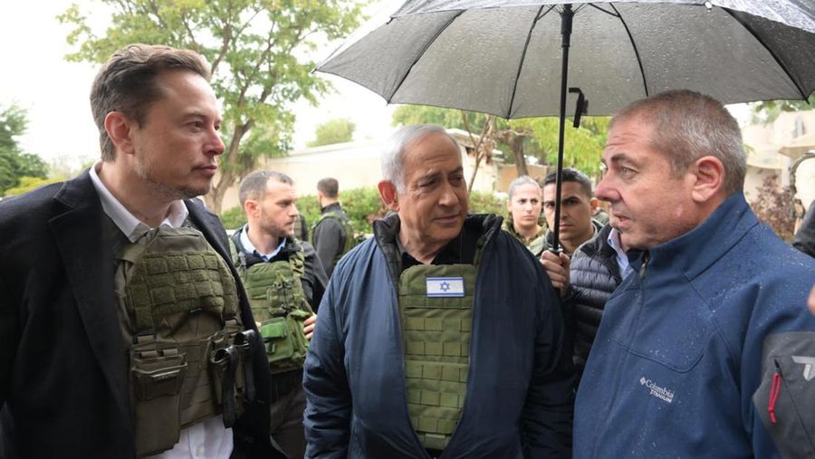 Perdana Menteri Israel Benjamin Netanyahu (tengah) mengajak Elon Musk (kiri) dalam tur ke Kibbutz Kfar Aza pada 27 November , 2023 di Kfar Aza, Israel. (Getty Images/Handout)