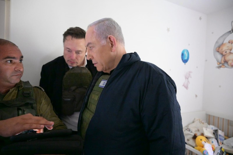 Elon Musk bersama PM Israel Benjamin Netanyahu dalam tur ke Kibbutz Kfar Aza, Senin (27/11/2023). (Photo by Amos Ben-Gershom (GPO) Handout via Getty Images) Elon Musk bersama PM Israel Benjamin Netanyahu dalam tur ke Kibbutz Kfar Aza, Senin (27/11/2023). (Photo by Amos Ben-Gershom (GPO) Handout via Getty Images)