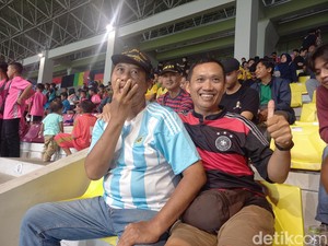 Ademnya Piala Dunia U-17 di Solo, Suporter Akur Bersanding Meski Beda Jersei