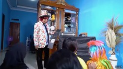 Rencana Pak Tarno Jualan Terompet Sambut Tahun Baru 2025