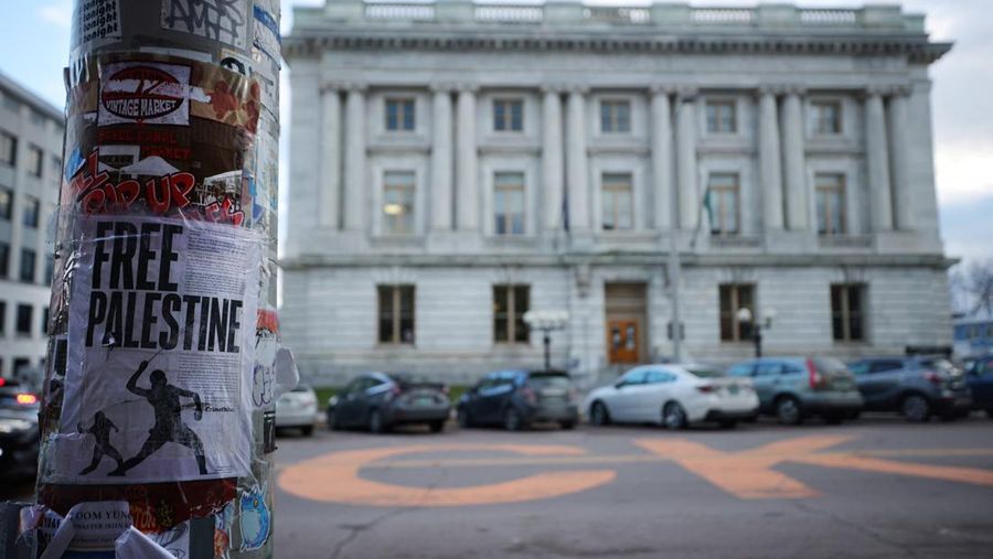 Jason J. Eaton, 48, tersangka yang ditangkap dalam penembakan tiga mahasiswa keturunan Palestina, berpose untuk foto pemesanan polisi di Burlington, Vermont, AS, 27 November 2023. (Burlington Police Department/Handout via REUTERS)  THIS IMAGE HAS BEEN SUPPLIED BY A THIRD PARTY. THIS PICTURE WAS PROCESSED BY REUTERS TO ENHANCE QUALITY. AN UNPROCESSED VERSION HAS BEEN PROVIDED SEPARATELY.