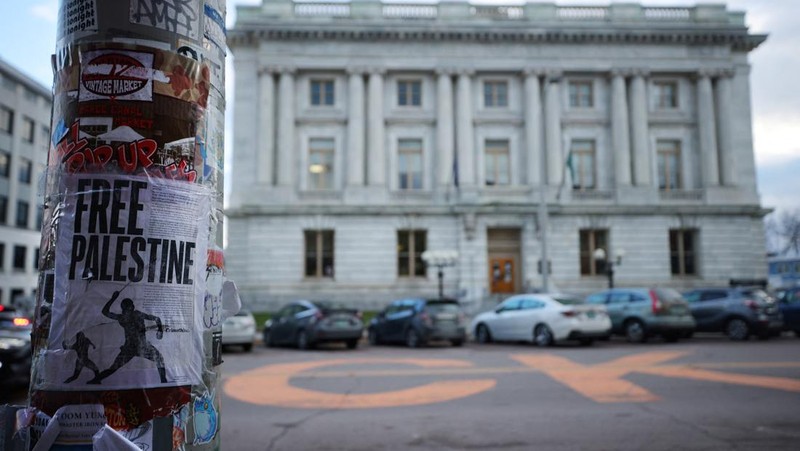 Jason J. Eaton, 48, tersangka yang ditangkap dalam penembakan tiga mahasiswa keturunan Palestina, berpose untuk foto pemesanan polisi di Burlington, Vermont, AS, 27 November 2023. (Burlington Police Department/Handout via REUTERS)  THIS IMAGE HAS BEEN SUPPLIED BY A THIRD PARTY. THIS PICTURE WAS PROCESSED BY REUTERS TO ENHANCE QUALITY. AN UNPROCESSED VERSION HAS BEEN PROVIDED SEPARATELY.