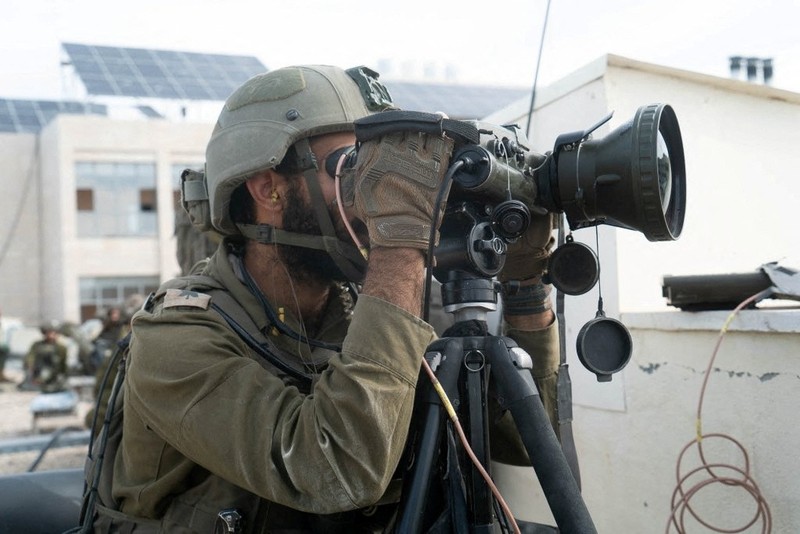 Manuver tank Merkava Israel di perbatasan Israel-Gaza, di tengah gencatan senjata sementara antara Hamas dan Israel, terlihat dari Israel selatan, 28 November 2023. Manuver tank Merkava Israel di perbatasan Israel-Gaza, di tengah gencatan senjata sementara antara Hamas dan Israel, terlihat dari Israel selatan, 28 November 2023. (REUTERS/Alexander Ermochenko)