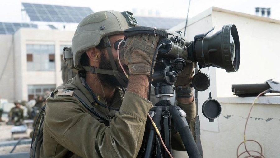 Manuver tank Merkava Israel di perbatasan Israel-Gaza, di tengah gencatan senjata sementara antara Hamas dan Israel, terlihat dari Israel selatan, 28 November 2023. (REUTERS/Alexander Ermochenko)