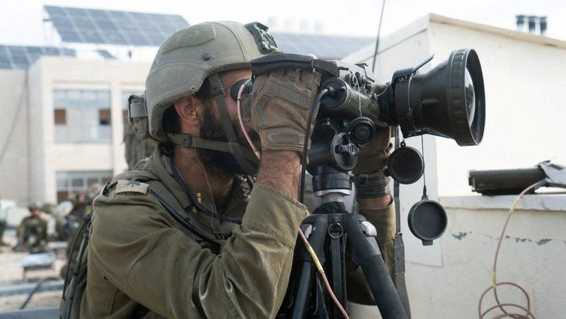 Manuver tank Merkava Israel di perbatasan Israel-Gaza, di tengah gencatan senjata sementara antara Hamas dan Israel, terlihat dari Israel selatan, 28 November 2023. (REUTERS/Alexander Ermochenko)