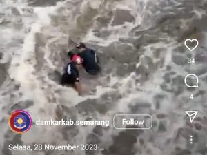 Momen Heroik Petugas Damkar Semarang Selamatkan Pemancing Terjebak Arus