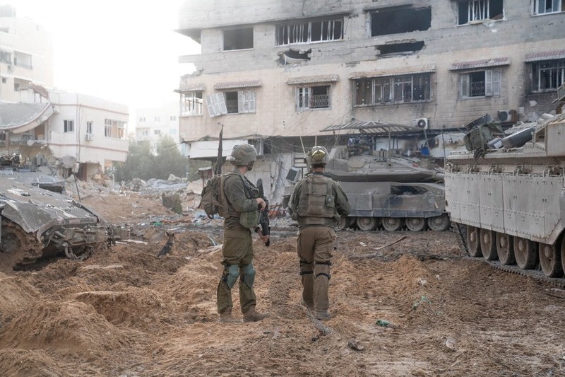 Manuver tank Merkava Israel di perbatasan Israel-Gaza, di tengah gencatan senjata sementara antara Hamas dan Israel, terlihat dari Israel selatan, 28 November 2023. Manuver tank Merkava Israel di perbatasan Israel-Gaza, di tengah gencatan senjata sementara antara Hamas dan Israel, terlihat dari Israel selatan, 28 November 2023. (REUTERS/Alexander Ermochenko)