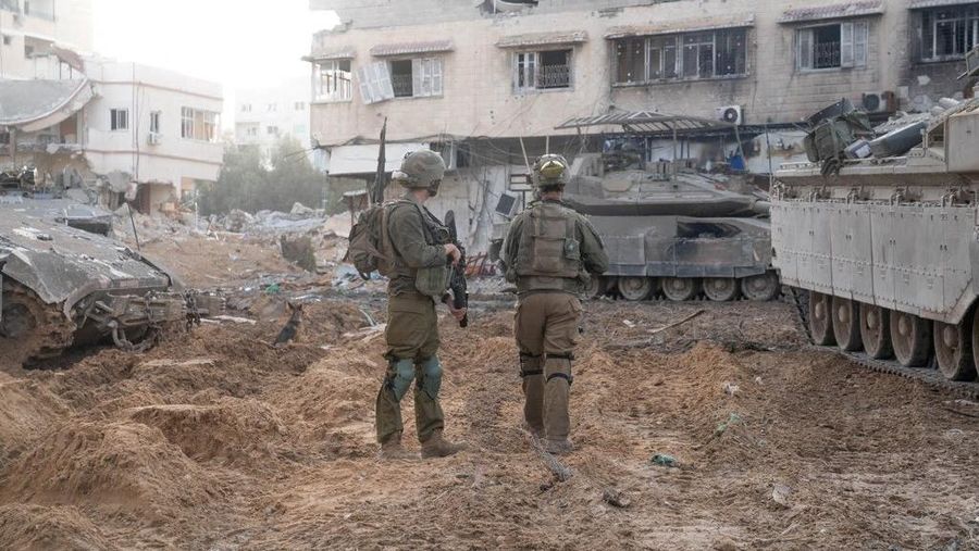 Tentara Israel beroperasi di Jalur Gaza selama gencatan senjata sementara antara Israel dan kelompok Islam Palestina Hamas, dalam gambar selebaran yang dirilis pada 28 November 2023. (Israel Defense Forces/Handout via REUTERS)