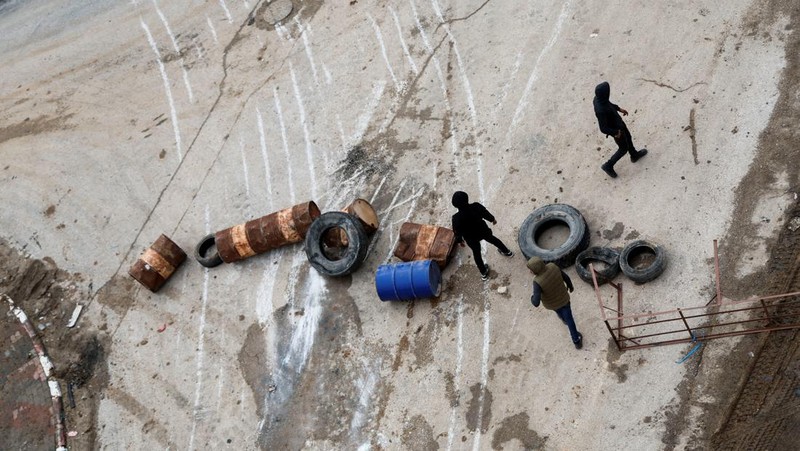 Kendaraan militer Israel bermanuver di jalan saat penggerebekan di Tubas di Tepi Barat yang diduduki Israel 28 November 2023. (REUTERS/Raneen Sawafta)