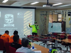 Siaga Hadapi Bencana Hidrometeorologi dengan Operasi Vertical Rescue