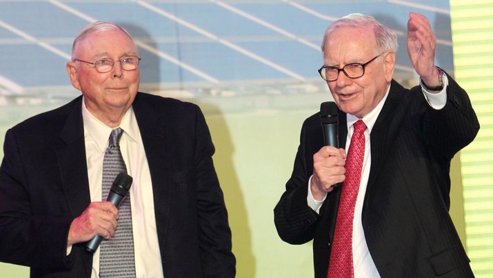 Charles Thomas Munger (kiri) dan CEO Berkshire Hathaway Warren E. Buffett menghadiri konferensi peluncuran produk baru BYD Co Ltd di China. (Photo by Visual China Group via Getty Images)