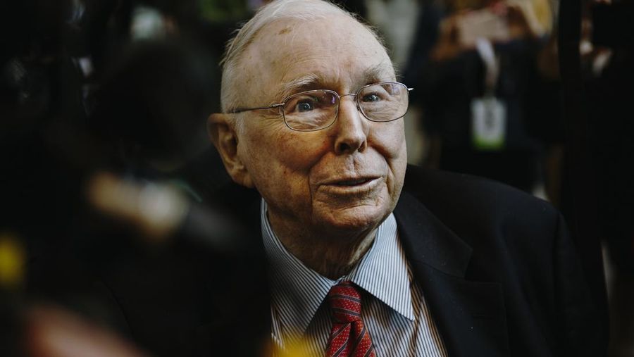 Charlie Munger, wakil ketua Berkshire Hathaway Inc., berbicara kepada awak media. (Bloomberg via Getty Images)