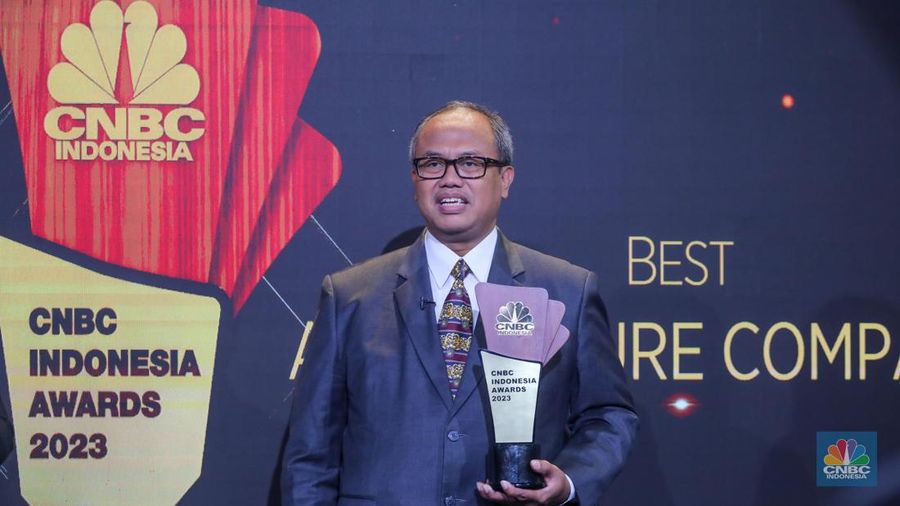 Direktur Utama Food Station Tjipinang Jaya, Budi Santoso menerima penghargaan dalam Road To CNBC Indonesia Awards di Jakarta, Rabu (29/11/2023). (CNBC Indonesia/Faisal Rahman)