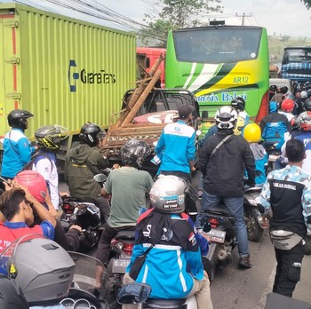 Penampakan Buruh Tutup Tol Padalarang & Jalan Cianjur-Bandung