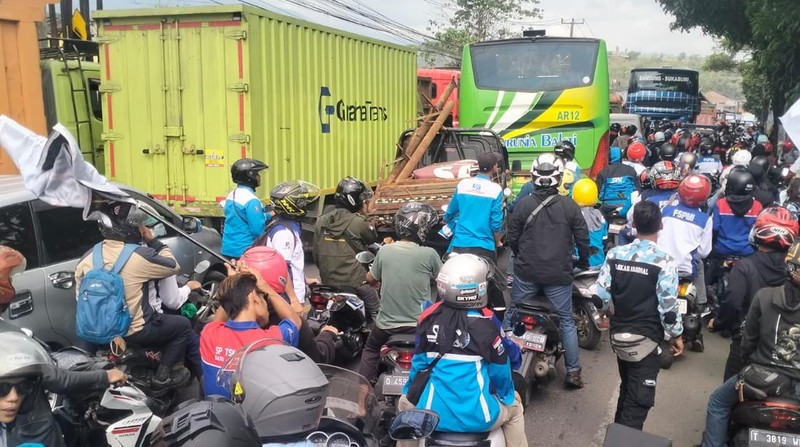 Jalur Cianjur - Bandung lumpuh total akibat demo buruh tuntut UMK 2024. (Dok. KSPI)