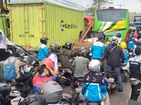 Penampakan Buruh Tutup Tol Padalarang & Jalan Cianjur-Bandung