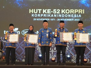 Jaksa Agung Dapat Penghargaan Life Achievement dari Dewan Pengurus Korpri