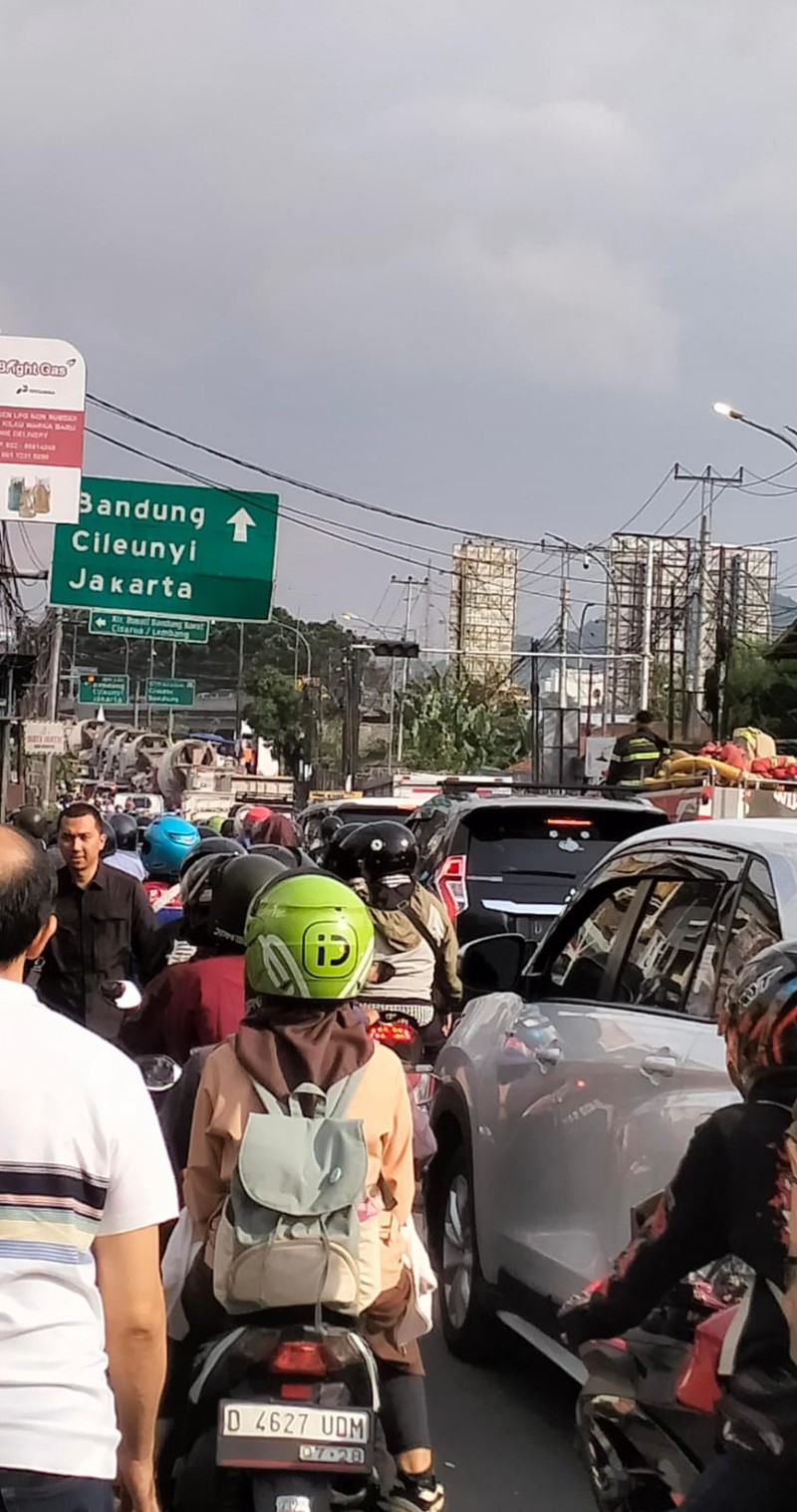 Jalur Cianjur - Bandung lumpuh total akibat demo buruh tuntut UMK 2024. Jalur Cianjur - Bandung lumpuh total akibat demo buruh tuntut UMK 2024. (Dok. KSPI)