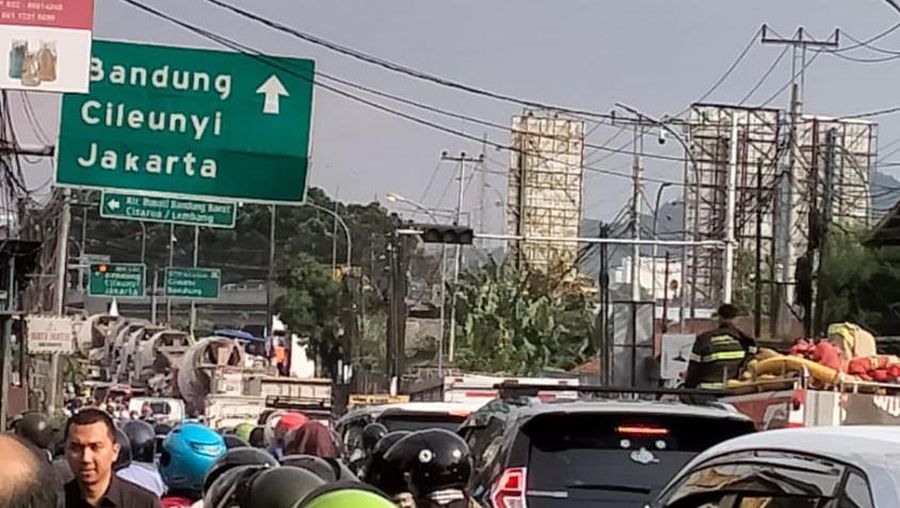 Kondisi saat ini jalan di sekitar Pintu Tol Padalarang macet parah karena penutupan akses pintu tol. (Dok. KSPI)
