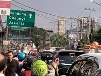 Penampakan Tol Padalarang Ditutup Massa Buruh Gegara Demo UMK