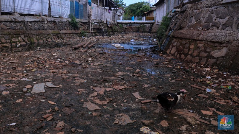 Kondisi saluran air proyek sodetan kali Kampung Sumur di kawasan Klender, Jakarta, Rabu (29/11/2023).  (CNBC Indonesia/Faisal Rahman)