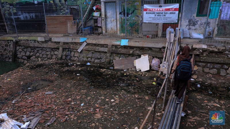 Kondisi saluran air proyek sodetan kali Kampung Sumur di kawasan Klender, Jakarta, Rabu (29/11/2023).  (CNBC Indonesia/Faisal Rahman)