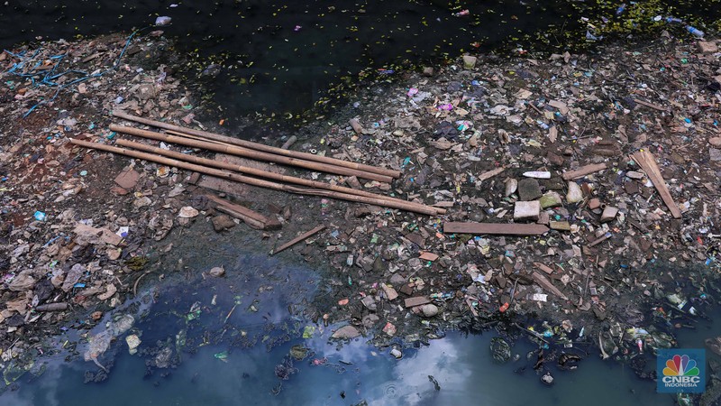 Kondisi saluran air proyek sodetan kali Kampung Sumur di kawasan Klender, Jakarta, Rabu (29/11/2023).  (CNBC Indonesia/Faisal Rahman)