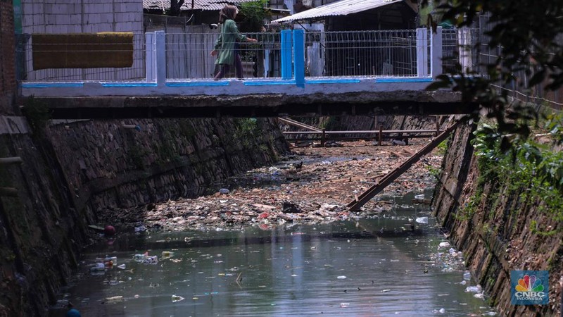 Kondisi saluran air proyek sodetan kali Kampung Sumur di kawasan Klender, Jakarta, Rabu (29/11/2023).  (CNBC Indonesia/Faisal Rahman)
