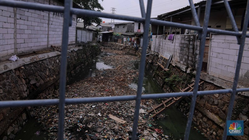 Kondisi saluran air proyek sodetan kali Kampung Sumur di kawasan Klender, Jakarta, Rabu (29/11/2023).  (CNBC Indonesia/Faisal Rahman)