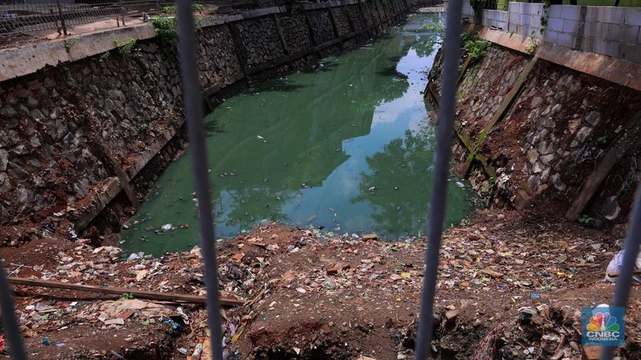 Kondisi saluran air proyek sodetan kali Kampung Sumur di kawasan Klender, Jakarta, Rabu (29/11/2023). (CNBC Indonesia/Faisal Rahman)