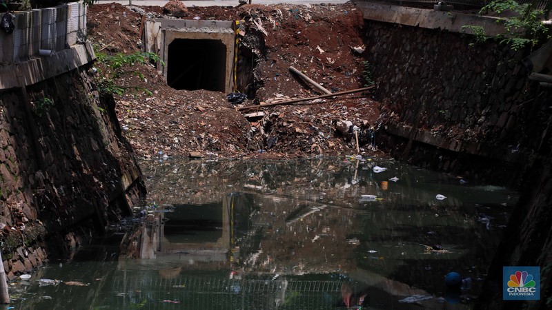 Kondisi saluran air proyek sodetan kali Kampung Sumur di kawasan Klender, Jakarta, Rabu (29/11/2023).  (CNBC Indonesia/Faisal Rahman)