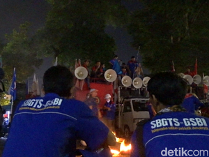 Massa Buruh Masih Bertahan di Depan Gedung Sate Malam Ini