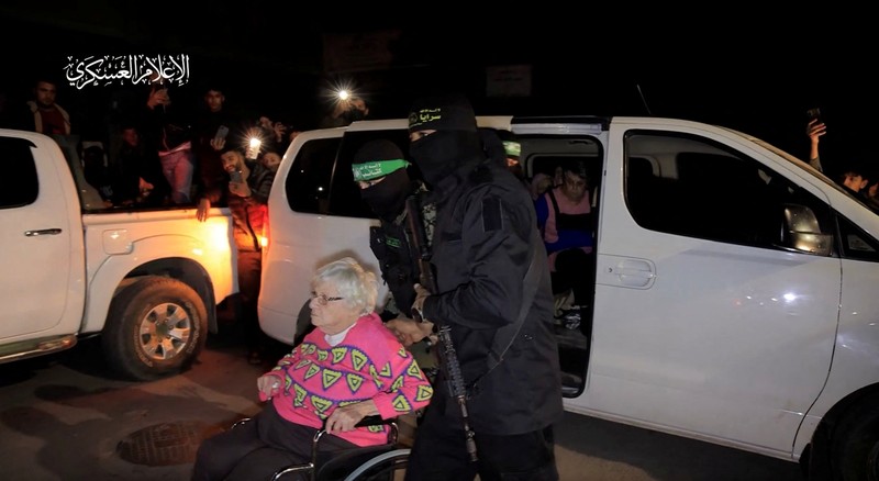 Memasuki hari kelima kesepakatan gencatan senjata, kelompok Hamas kembali melepaskan 12 orang sandera sementara Israel membebaskan 30 tahanan Palestina dari penjara. (REUTERS/Ammar Awad) Memasuki hari kelima kesepakatan gencatan senjata, kelompok Hamas kembali melepaskan 12 orang sandera sementara Israel membebaskan 30 tahanan Palestina dari penjara. (REUTERS/Ammar Awad)