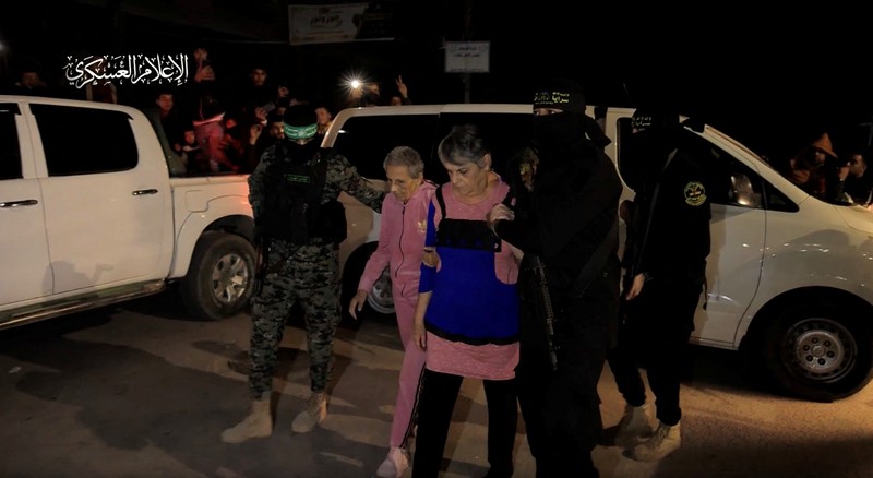 Memasuki hari kelima kesepakatan gencatan senjata, kelompok Hamas kembali melepaskan 12 orang sandera sementara Israel membebaskan 30 tahanan Palestina dari penjara. (REUTERS/Ammar Awad) Memasuki hari kelima kesepakatan gencatan senjata, kelompok Hamas kembali melepaskan 12 orang sandera sementara Israel membebaskan 30 tahanan Palestina dari penjara. (REUTERS/Ammar Awad)