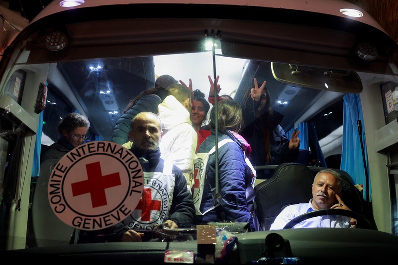 Memasuki hari kelima kesepakatan gencatan senjata, kelompok Hamas kembali melepaskan 12 orang sandera sementara Israel membebaskan 30 tahanan Palestina dari penjara. (REUTERS/Ammar Awad) Memasuki hari kelima kesepakatan gencatan senjata, kelompok Hamas kembali melepaskan 12 orang sandera sementara Israel membebaskan 30 tahanan Palestina dari penjara. (REUTERS/Ammar Awad)