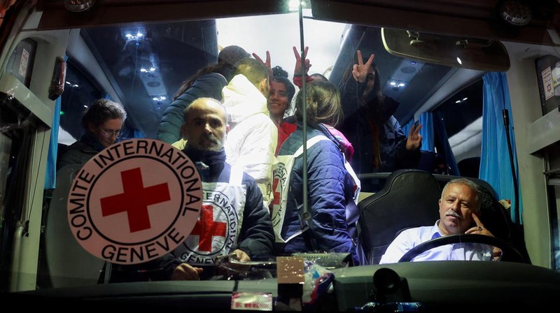Memasuki hari kelima kesepakatan gencatan senjata, kelompok Hamas kembali melepaskan 12 orang sandera sementara Israel membebaskan 30 tahanan Palestina dari penjara. (REUTERS/Ammar Awad)