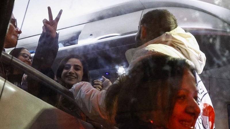 Memasuki hari kelima kesepakatan gencatan senjata, kelompok Hamas kembali melepaskan 12 orang sandera sementara Israel membebaskan 30 tahanan Palestina dari penjara. (REUTERS/Ammar Awad)