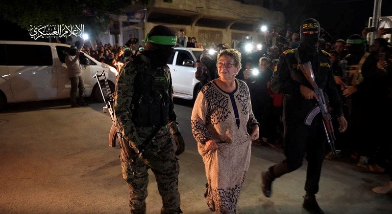 Memasuki hari kelima kesepakatan gencatan senjata, kelompok Hamas kembali melepaskan 12 orang sandera sementara Israel membebaskan 30 tahanan Palestina dari penjara. (REUTERS/Ammar Awad) Memasuki hari kelima kesepakatan gencatan senjata, kelompok Hamas kembali melepaskan 12 orang sandera sementara Israel membebaskan 30 tahanan Palestina dari penjara. (REUTERS/Ammar Awad)