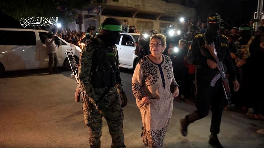 Memasuki hari kelima kesepakatan gencatan senjata, kelompok Hamas kembali melepaskan 12 orang sandera sementara Israel membebaskan 30 tahanan Palestina dari penjara. (REUTERS/Ammar Awad)