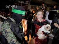 Momen Pembebasan Baru Sandera Israel: Bawa Anjing-Tanda Damai